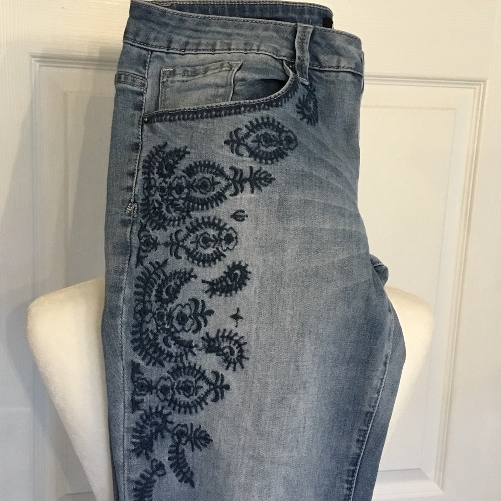 Nanette Lepore Distressed Grunge Light Blue Straight-Leg Jeans Embroidery Size10 - Picture 6 of 11